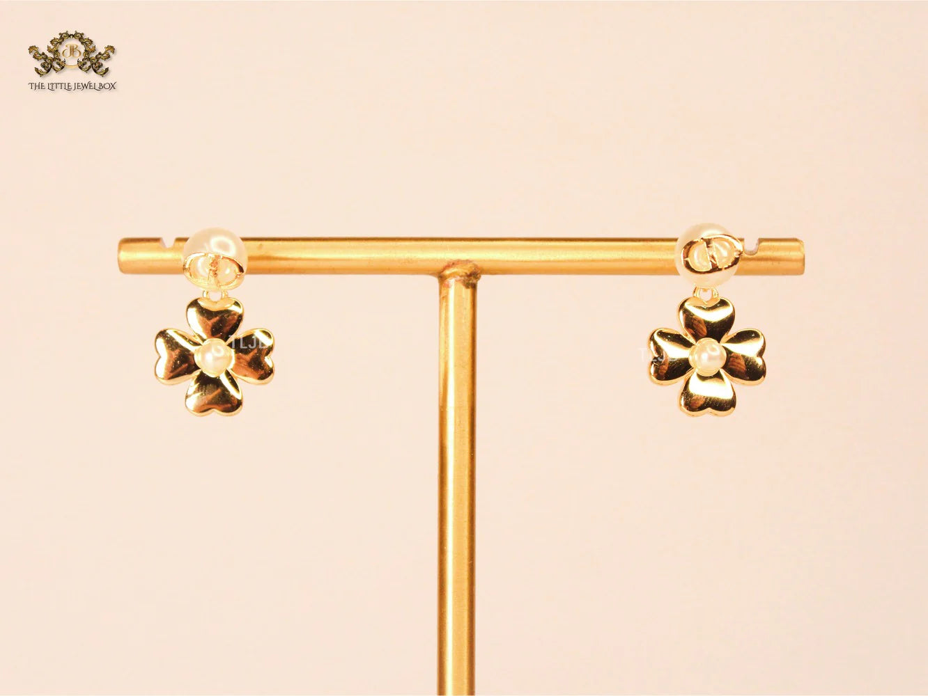 Alphabet CD clover charm gold earrings with pearl