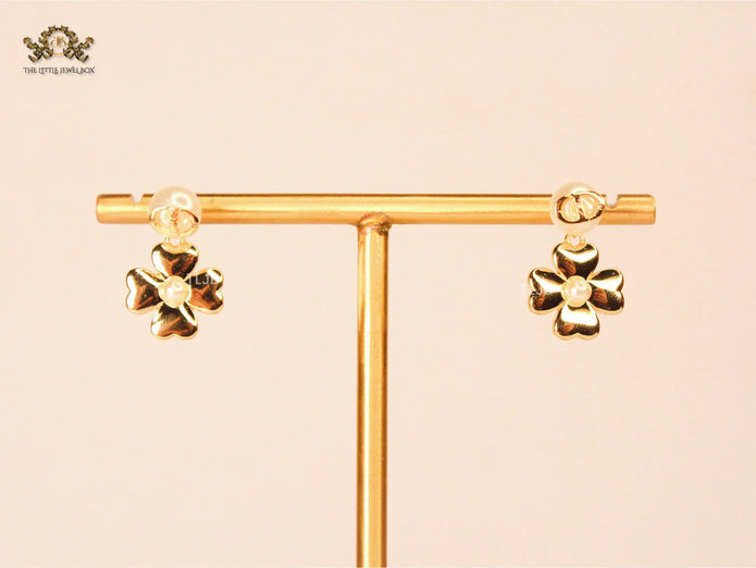 Alphabet CD clover charm gold earrings with pearl