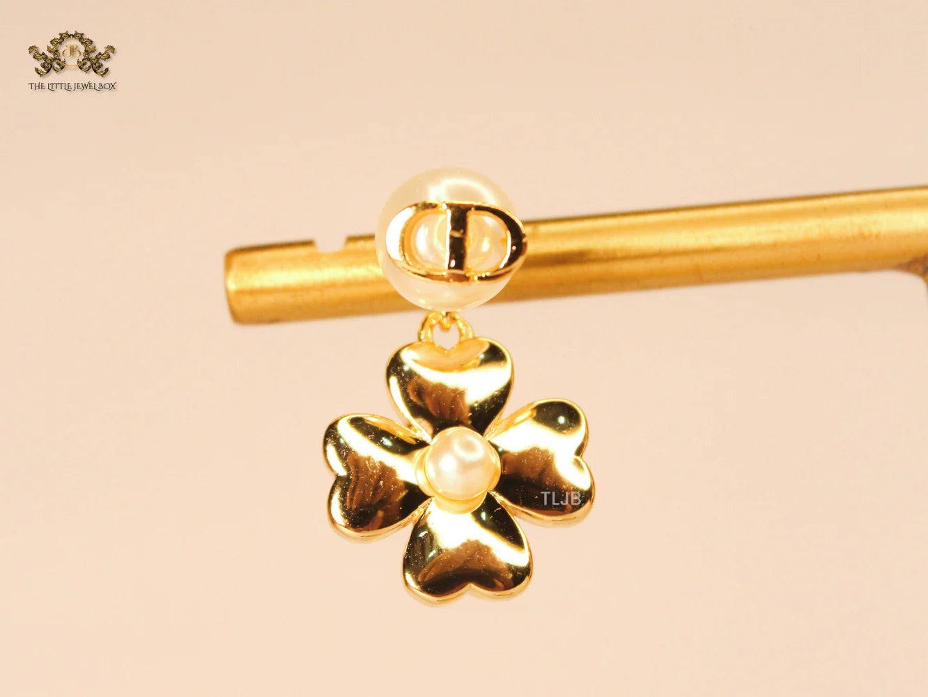 Alphabet CD clover charm gold earrings with pearl