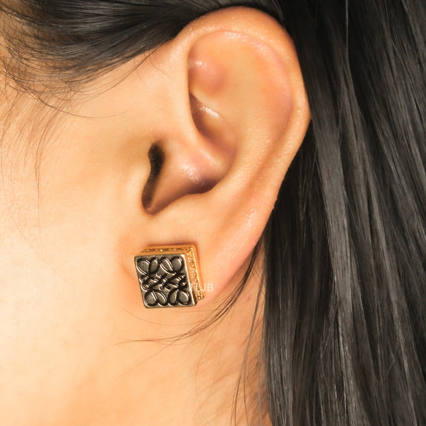 Alphabet L black emboss Stud with cz border