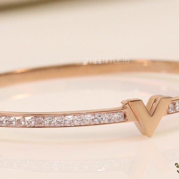 Alphabet V motif rose gold plated cz bracelet