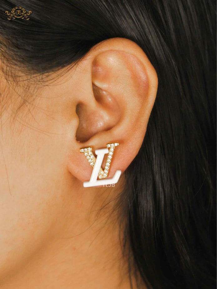 alphabet LV white Spark earring