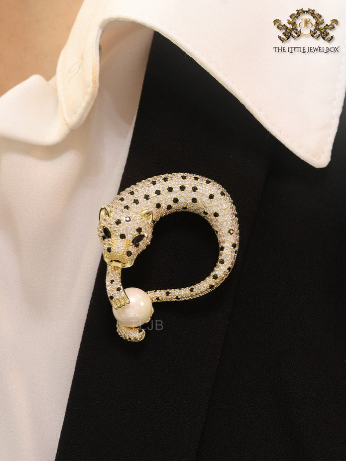 Cz round panther gold brooch
