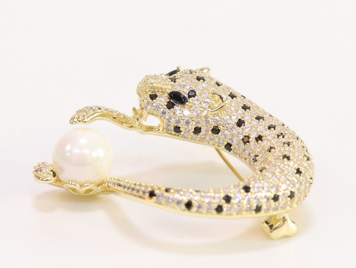 Cz round panther gold brooch
