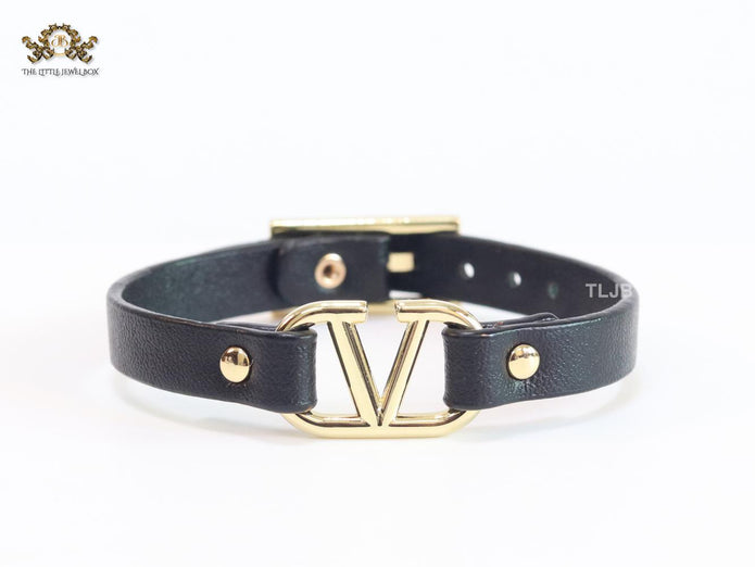 Alphabet V leather bracelet - black