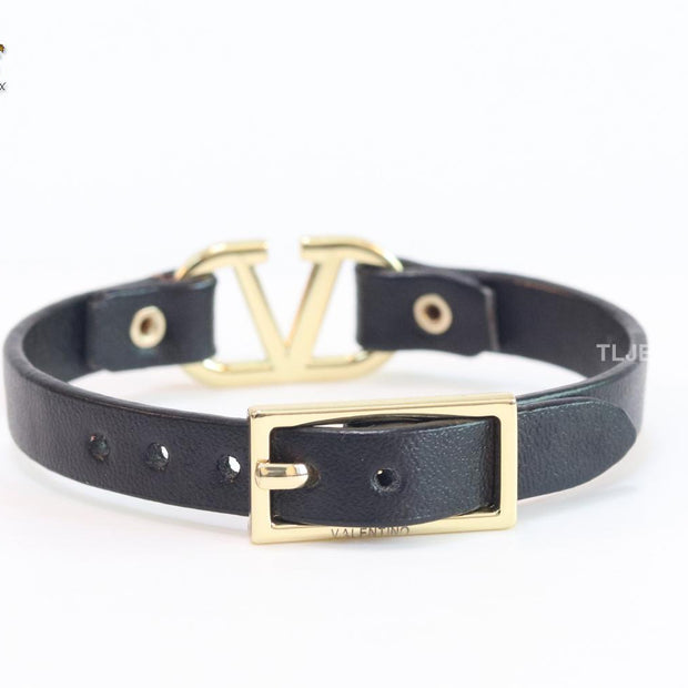 Alphabet V leather bracelet - black