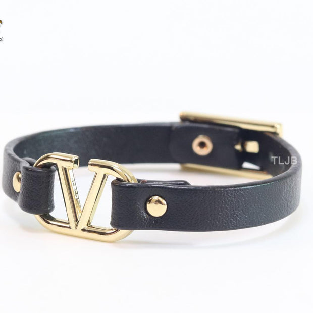 Alphabet V leather bracelet - black