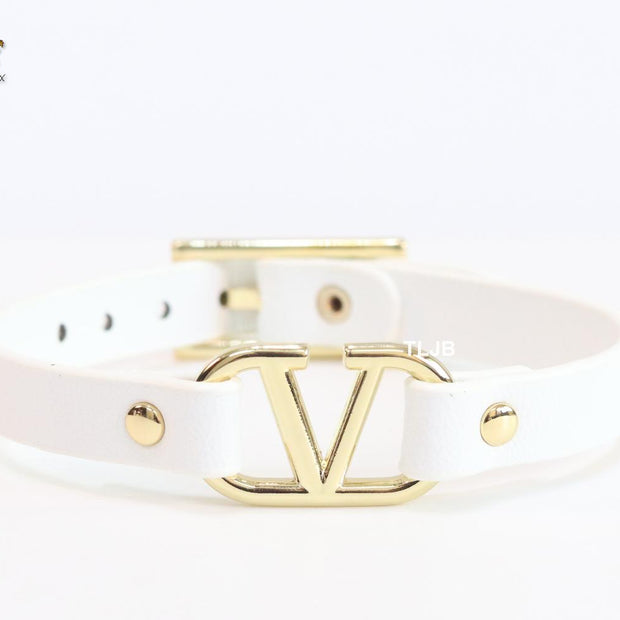 Alphabet V leather bracelet - white