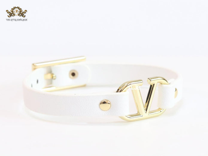 Alphabet V leather bracelet - white
