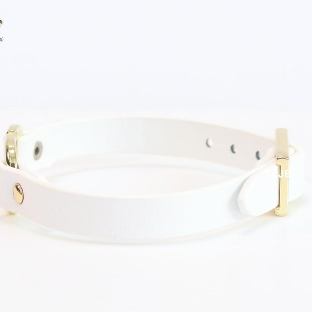 Alphabet V leather bracelet - white