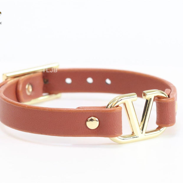 Alphabet V leather bracelet - rust
