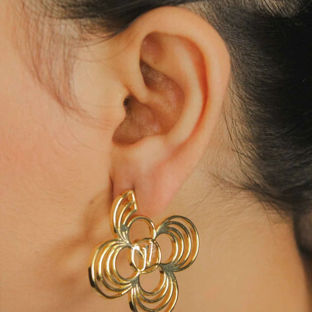 alphabet L&V curved flower Gold earrings