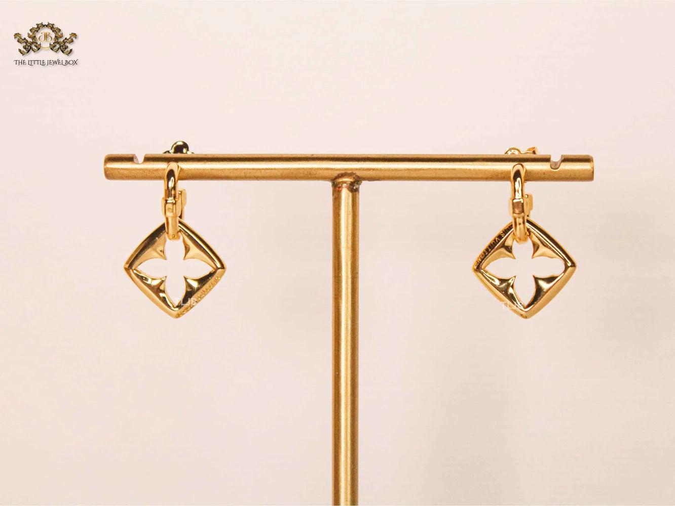 Alphabet L&V Gold petal motif dangle