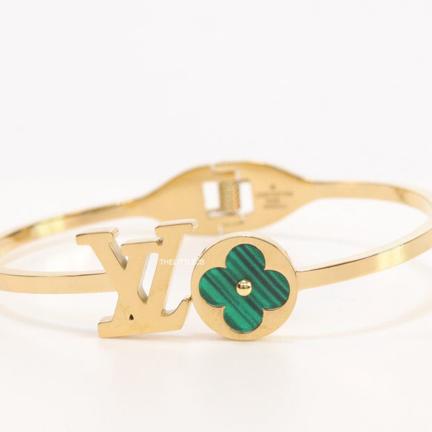 Gold plated alphabet bracelet with malachite green clover