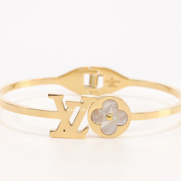 Gold plated alphabet bracelet with MOP clover