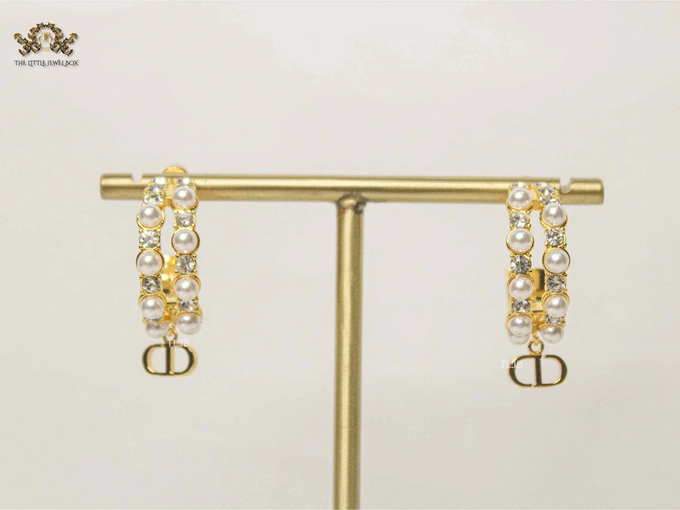 Alphabet CD pearl round earrings