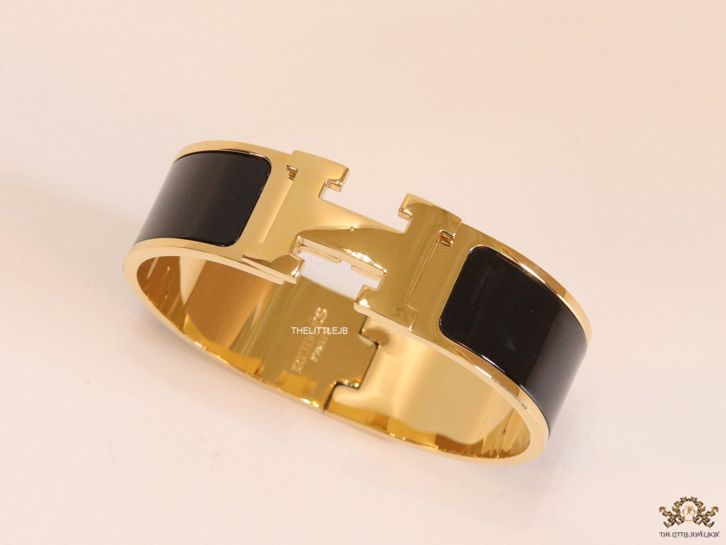 Openable H motif 18mm black bracelet in a shiny gold plating