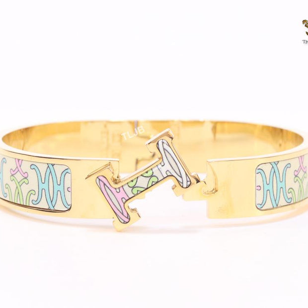 Alphabet H baby pink and blue motifs on white bracelet