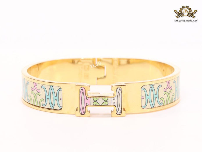 Alphabet H baby pink and blue motifs on white bracelet