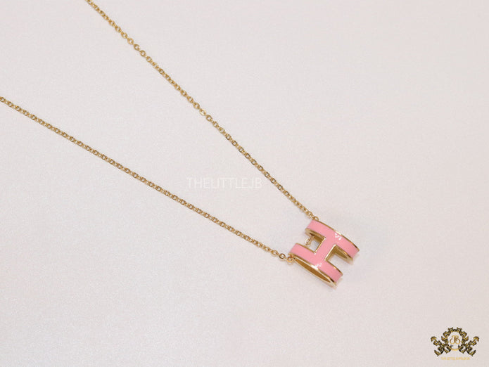 Gold chain necklace with pink enamel H motif