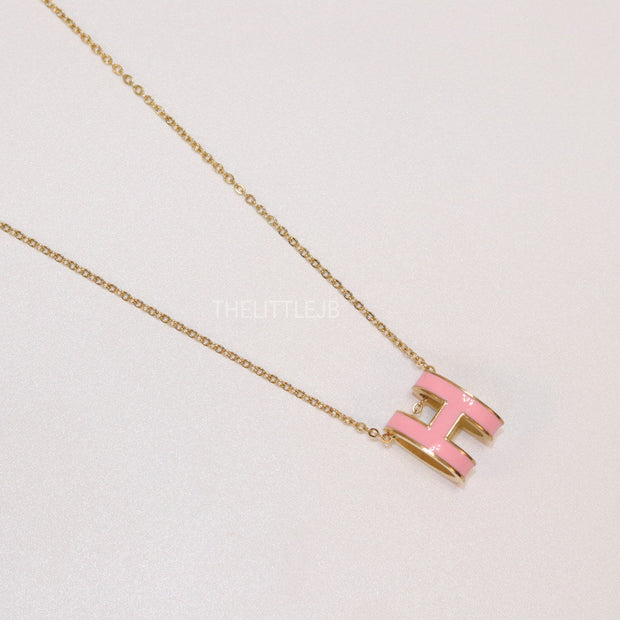 Gold chain necklace with pink enamel H motif