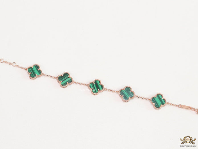 Rose gold plated chain bracelet with clovers in malachite green