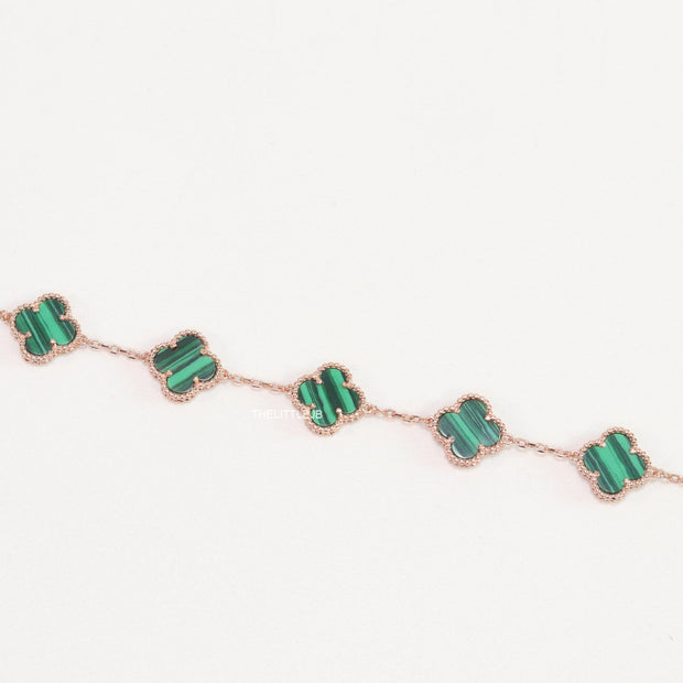 Rose gold plated chain bracelet with clovers in malachite green
