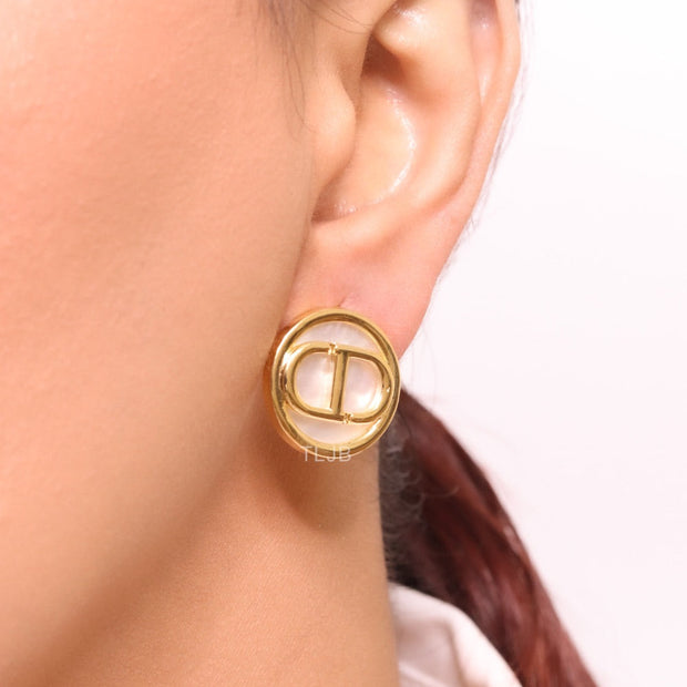 Gold Round Alphabet C & D earrings