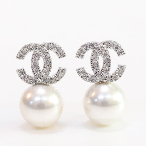 Twin C motif stud in platinum and cz with pearl drop