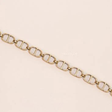 Openable golden Cand D motif bracelet