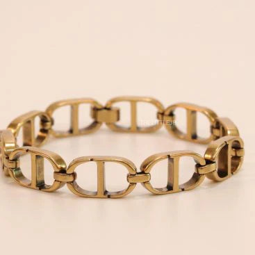 Openable golden Cand D motif bracelet