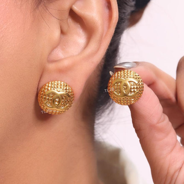 Double C mesh round studs