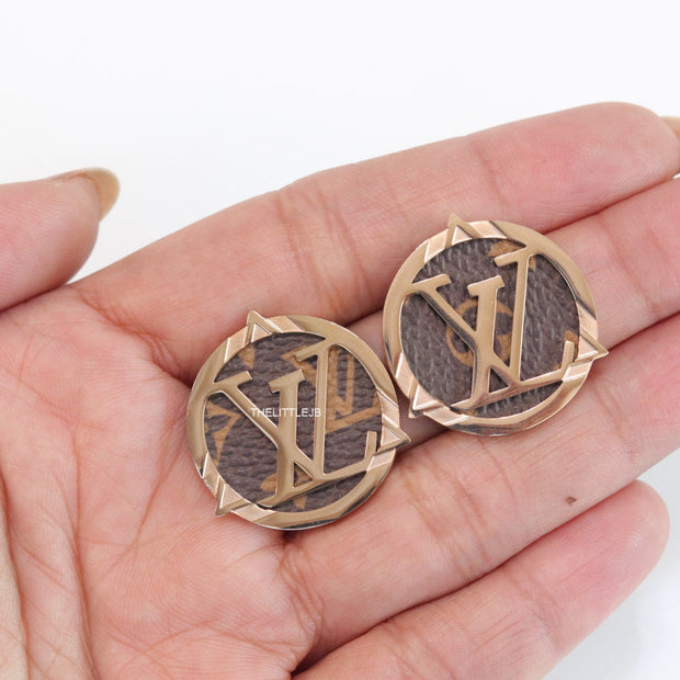 Alphabet stud earrings in leather and rose gold finish