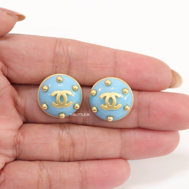 Blue and golden twin C motif round stud earrings