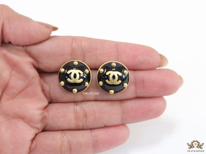 Black and golden twin C motif round stud earrings