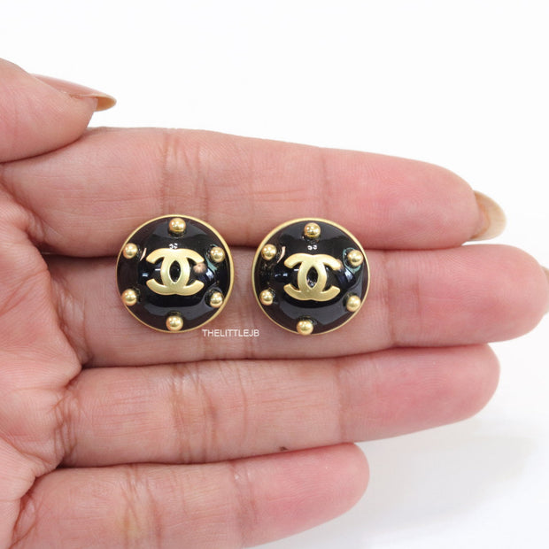 Black and golden twin C motif round stud earrings