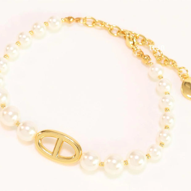 Alphabet CD pearl and gold sleek bracelet