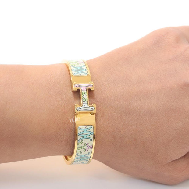 Alphabet H baby pink and blue motifs on white bracelet