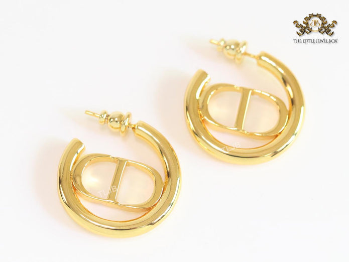 Alphabet CD shiny gold hoops