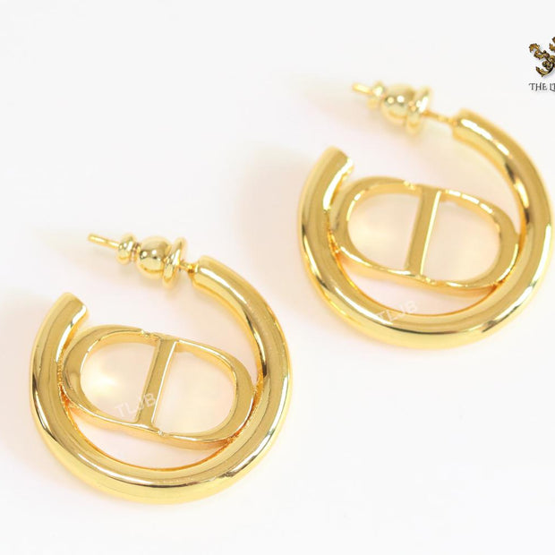 Alphabet CD shiny gold hoops