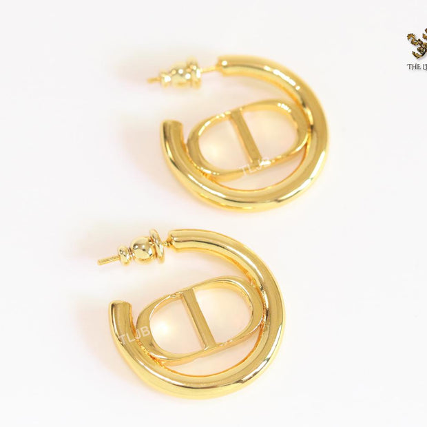 Alphabet CD shiny gold hoops