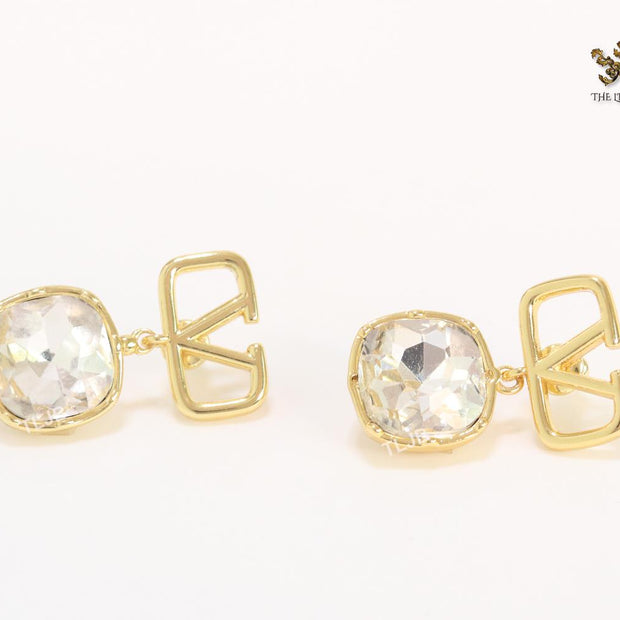Alphabet open V and white stone earrings