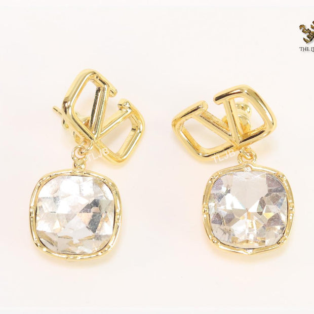 Alphabet open V and white stone earrings