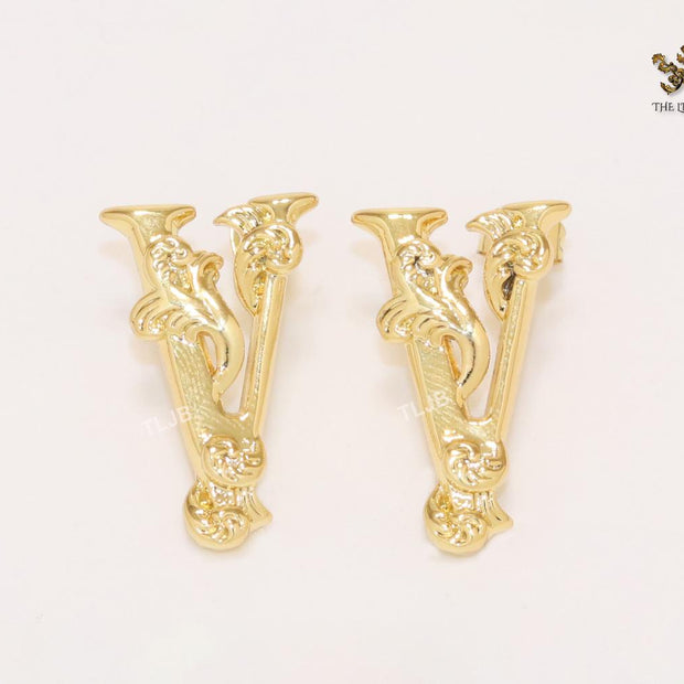 Alphabet V studs with details-big 26MM