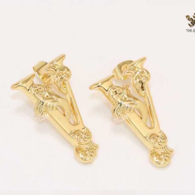 Alphabet V studs with details-big 26MM