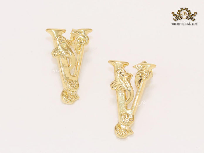 Alphabet V studs with details-big 26MM