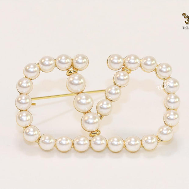 Alphabet open V pearl & gold brooch