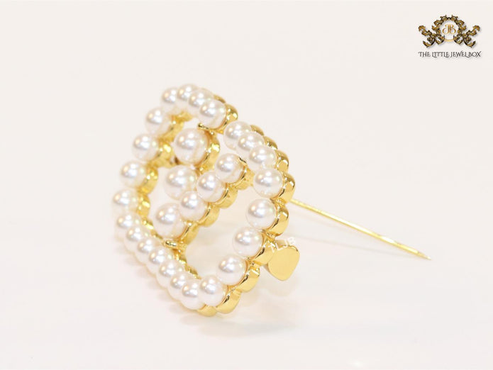 Alphabet open V pearl & gold brooch