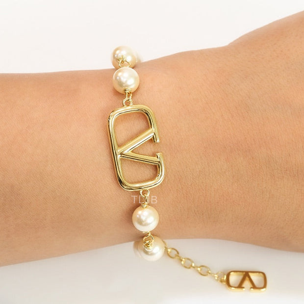 Alphabet V Gold pearl link chain bracelet