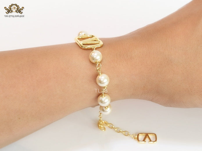 Alphabet V Gold pearl link chain bracelet